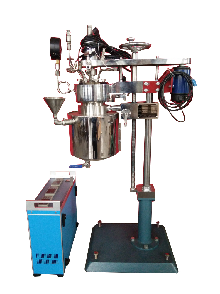 KCFD低壓系列--快開(kāi)卡環(huán)結(jié)構(gòu)-釜體下落、電加熱管加熱、翻轉(zhuǎn)出料側(cè)面照片