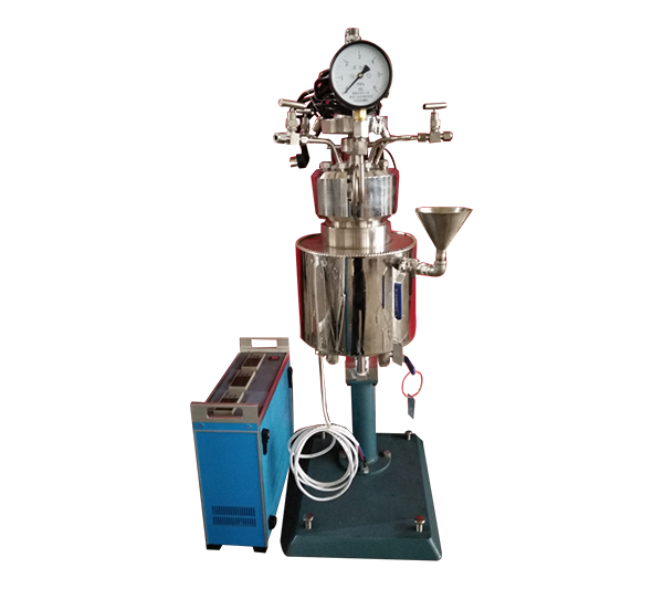 KCFD低壓系列--快開卡環(huán)結(jié)構(gòu)-釜體下落、電加熱管加熱、翻轉(zhuǎn)出料正面照片