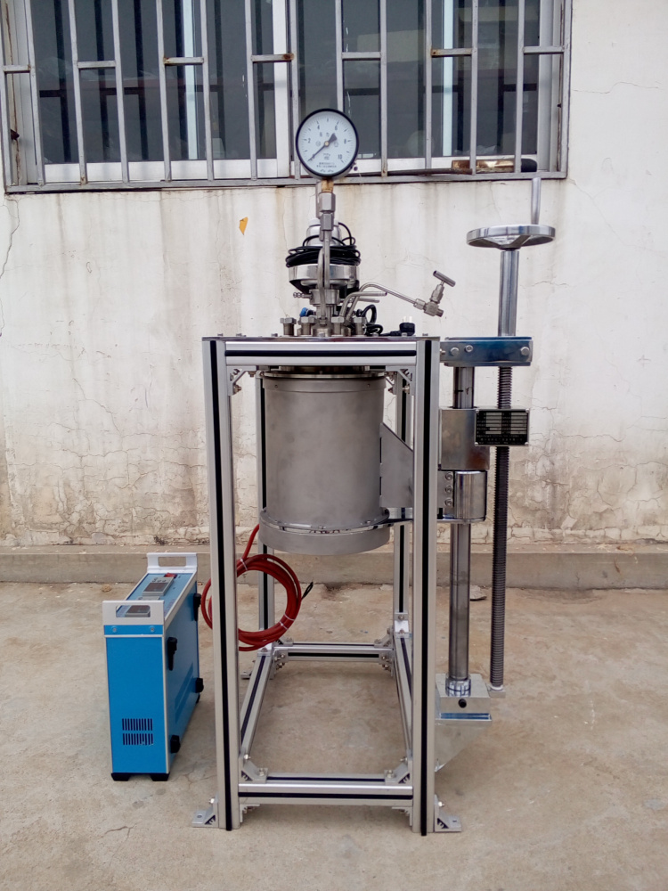 KCFD系列--加熱爐和釜體可下落、旋轉一邊1