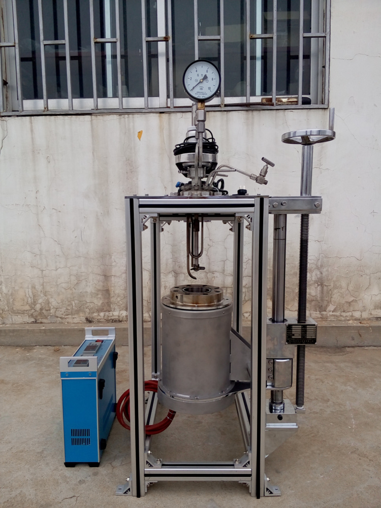 KCFD系列--加熱爐和釜體可下落、旋轉一邊2