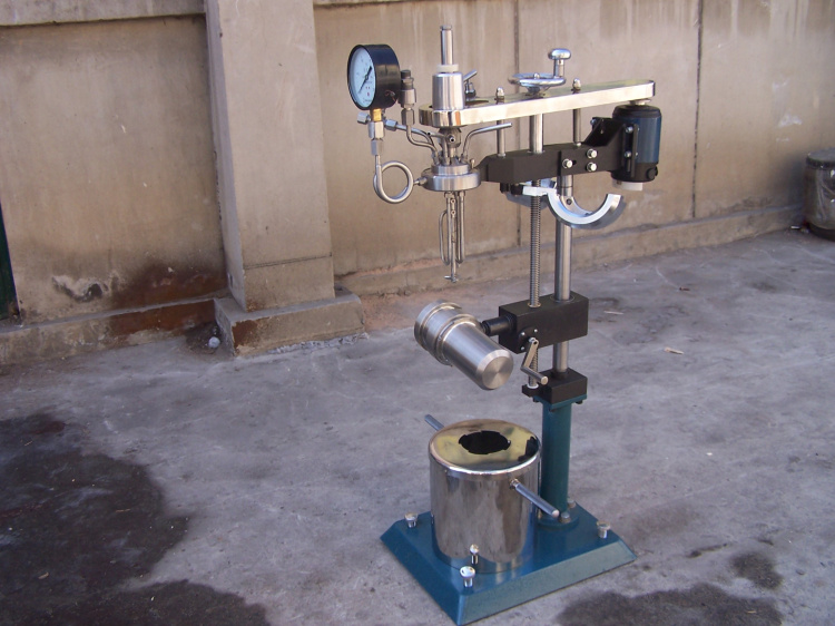 KCFD系列--快開卡環(huán)結構-釜體下落、翻轉出料側面照片