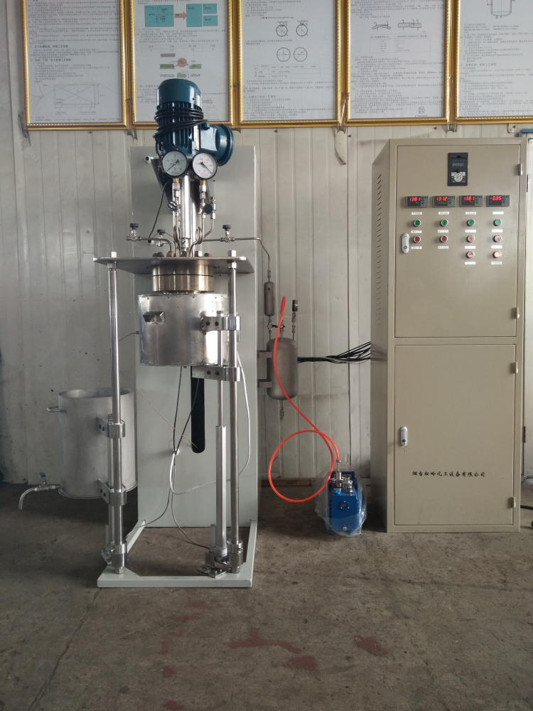 DFCF系列-釜體電動(dòng)升降翻轉(zhuǎn)、加熱爐和水槽電動(dòng)升降并可側(cè)移2